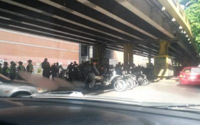 Efectivos de GNB cierran acceso hacia Miraflores por avenida Urdaneta por marcha del sector Salud