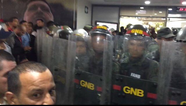 GNB reprimió protesta de trabajadores en sede central de Pdvsa La Campiña #23Mar