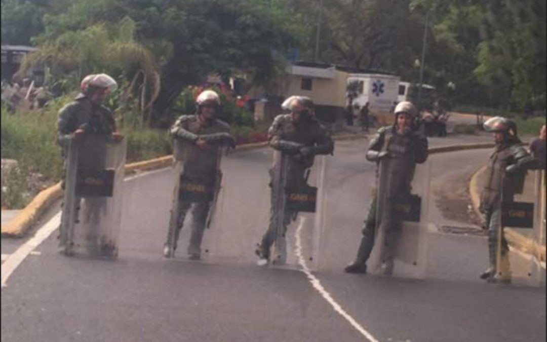 GNB cerró accesos a la Universidad Central de Venezuela y reprimió a estudiantes