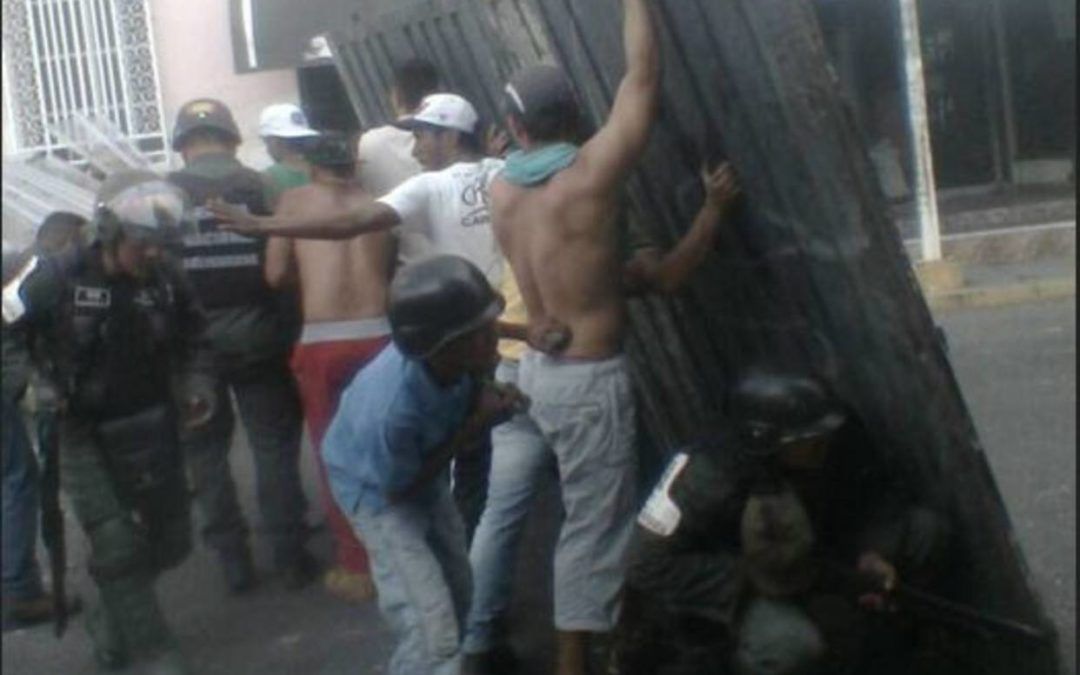 Ramos Allup difundió foto de colectivos reprimiendo con la GNB