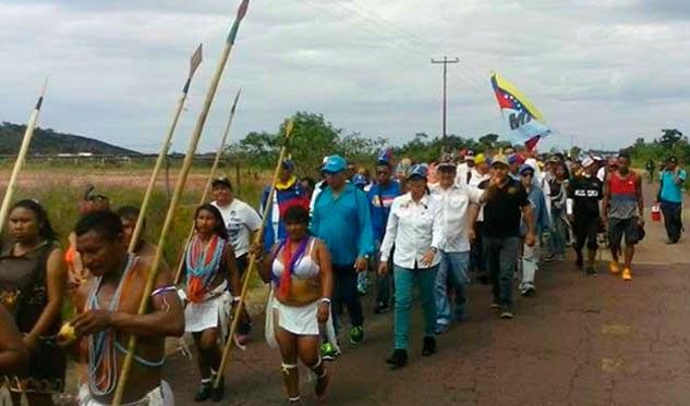 Denuncian que la FANB impide paso a los indígenas que caminan hacia Caracas