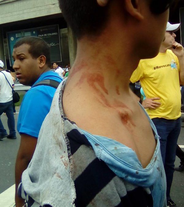 GNB propinó golpiza a manifestante frente al Bicentenario de Plaza Venezuela