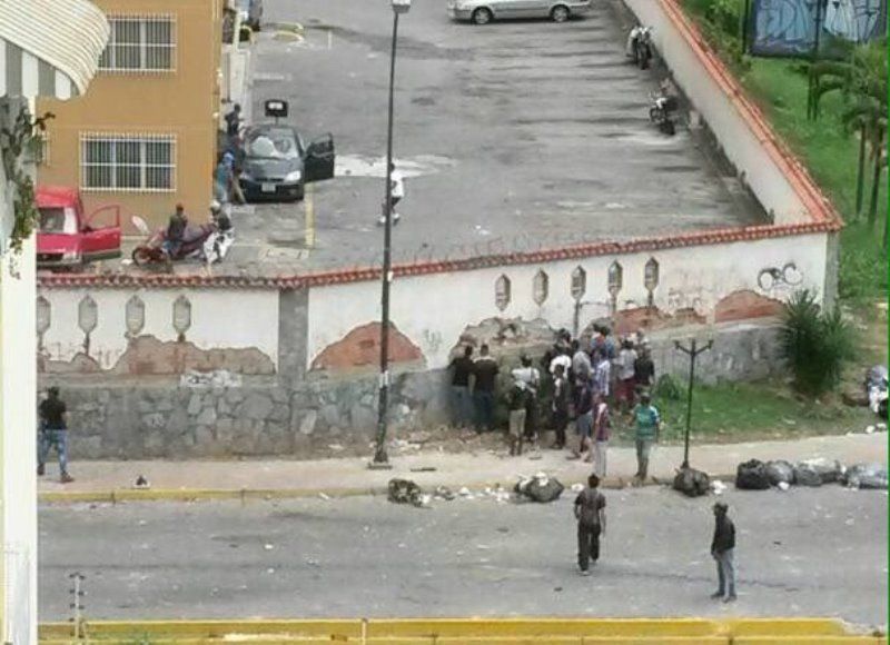 Delincuentes ingresaron y causaron destrozos en un edificio de La Urbina