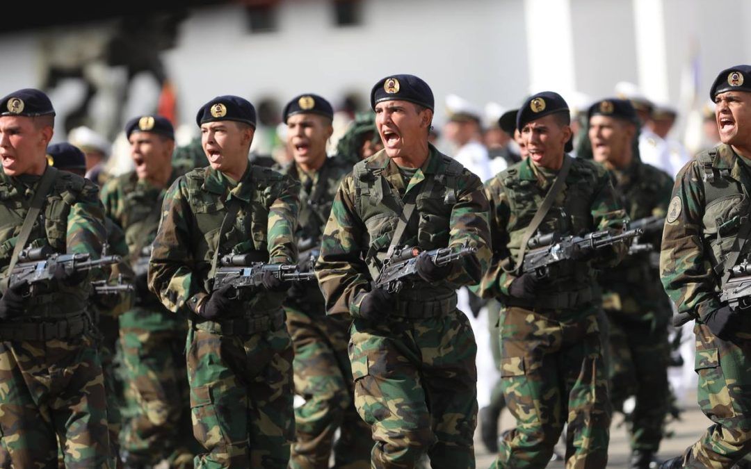 Sin sometimiento de la FANB no puede consolidarse un gobierno democrático, afirman analistas