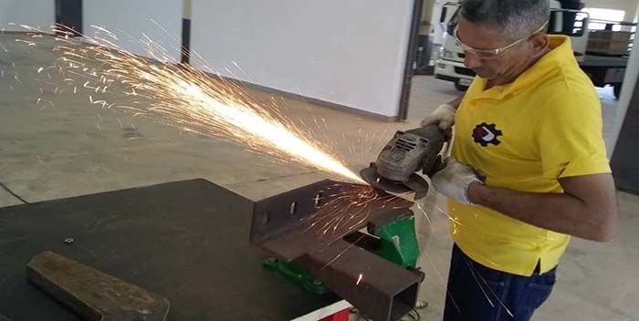 Padrino López: La FANB ahora produce “machetes para la patria”