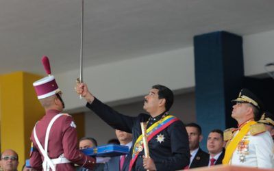 FANB otorgó réplica de espada del Libertador Simón Bolívar a Maduro