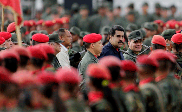 Maduro pide a militares alejarse de familiares opositores antes de “perder su carrera”