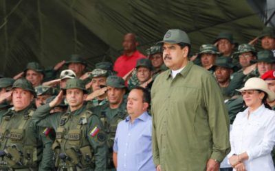 CEOFANB condecoró a Maduro con la Cruz del Comando Estratégico Operacional