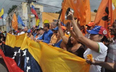 Oposición marcha en el interior de Venezuela bajo fuerte custodia militar