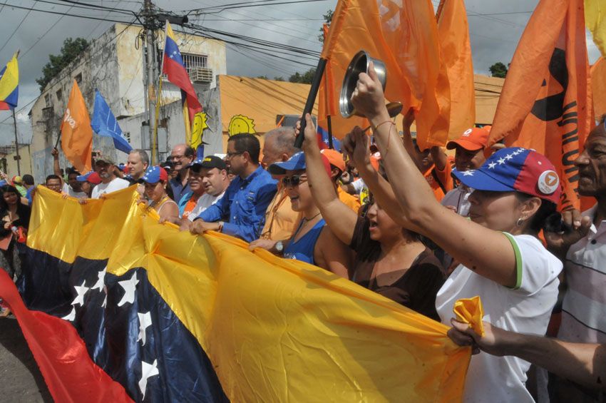 Oposición marcha en el interior de Venezuela bajo fuerte custodia militar