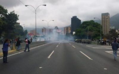 Con perdigones y bombas lacrimógenas GNB y PNB reprimieron marcha opositora en Caracas