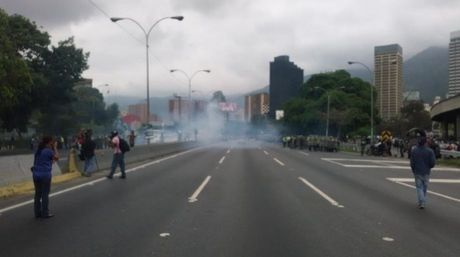 Con perdigones y bombas lacrimógenas GNB y PNB reprimieron marcha opositora en Caracas