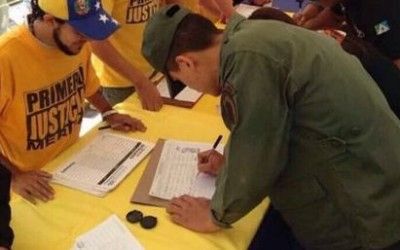 Militares y policías firmaron por el referéndum revocatorio
