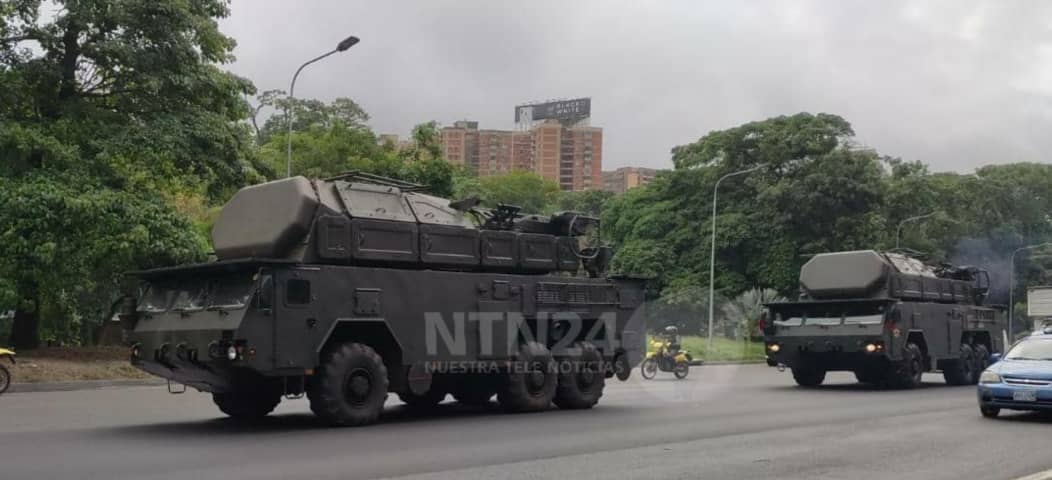 Reportan despliegue de vehículos militares en la autopista Francisco Fajardo #9Jul