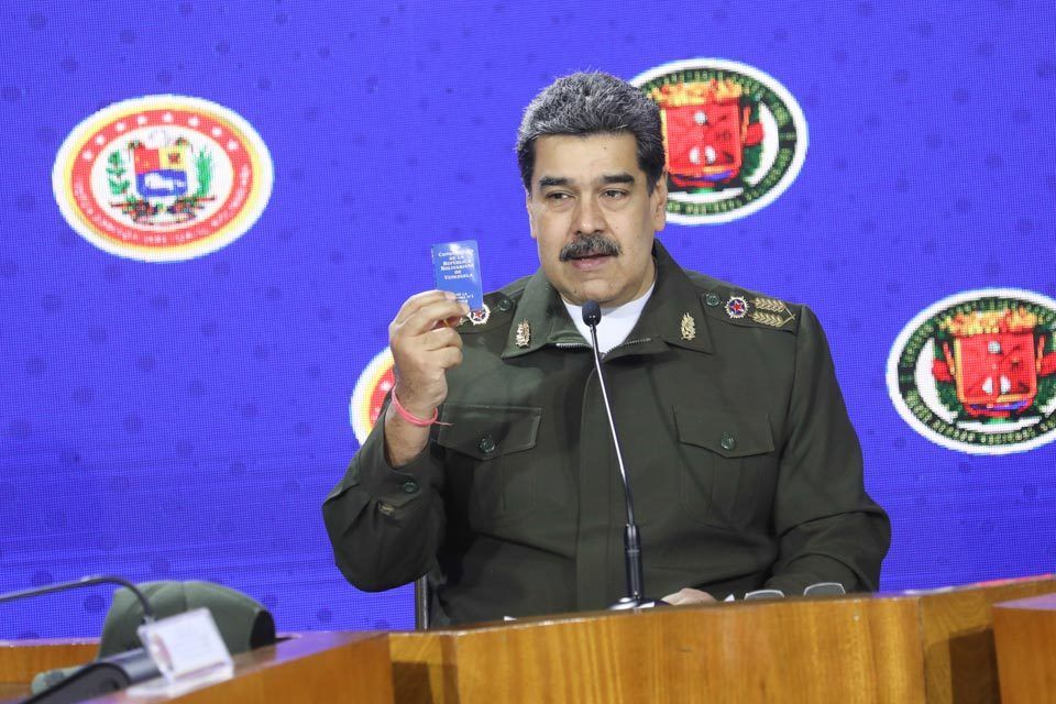 Maduro aboga por renovar armamento y acciones militares en salutación de fin de año