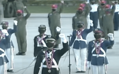 La Fanb de Maduro incluye como saludo militar el puño cerrado