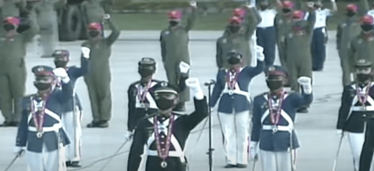 La Fanb de Maduro incluye como saludo militar el puño cerrado