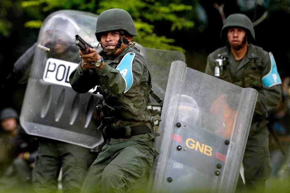 Maduro instaura estado policial, pero las fuerzas de seguridad flaquean