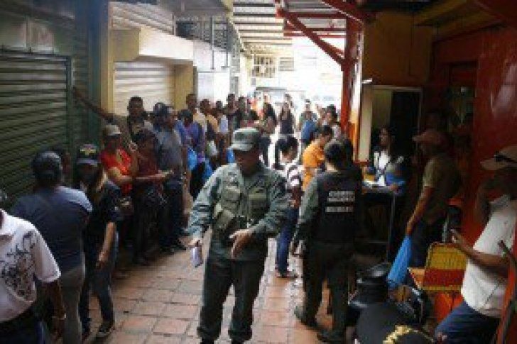 Puerto La Cruz: GNB obligó a vender dos toneladas de pollo a Bs 800