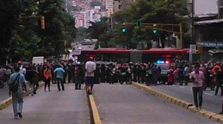 GNB intenta dispersar protesta con bombas lacrimógenas en la Av. Fuerzas Armadas
