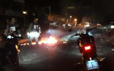 GNB se topa con lluvia de piedras tras querer reprimir manifestación en Valencia