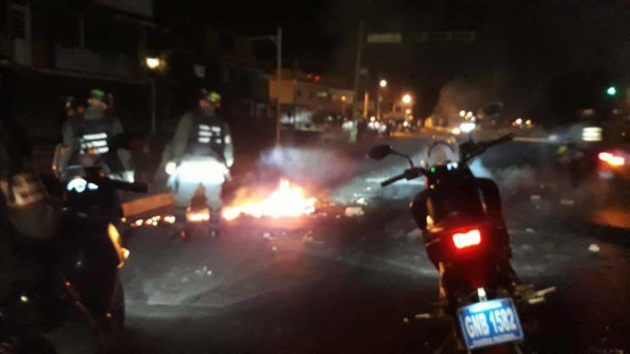 GNB se topa con lluvia de piedras tras querer reprimir manifestación en Valencia