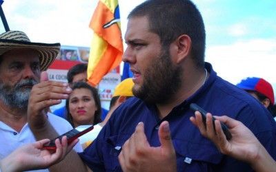 Diputado Juan Requesens gritaba al GNB que lo sacaba a la fuerza del CNE: Esto es por tus chamos