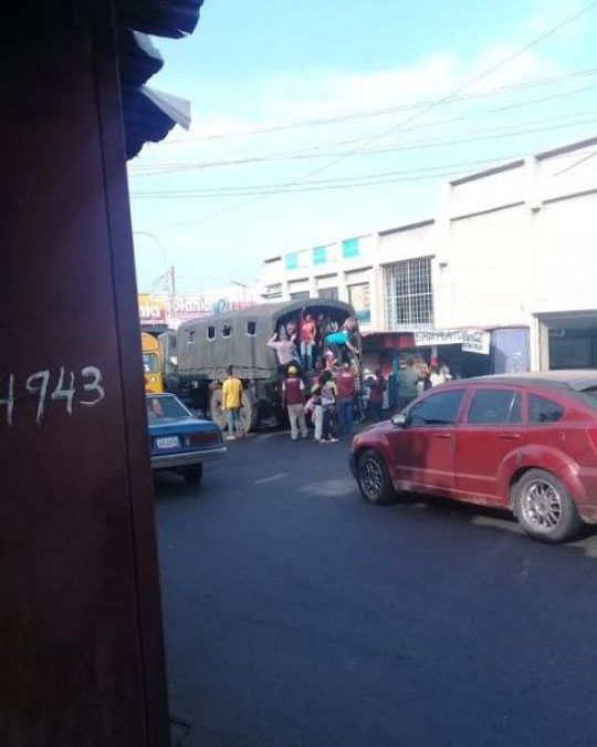 Unidades de las FANB transportan gratis a pasajeros en Maracaibo