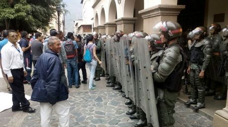 Mérida: GNB desplegó contingente contra dirigentes de la ULA que protestan en Gobernación