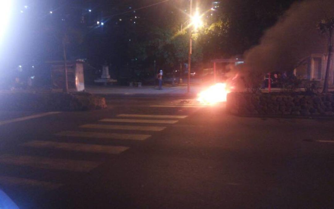 GNB continúa reprimió protesta por comida en Vargas