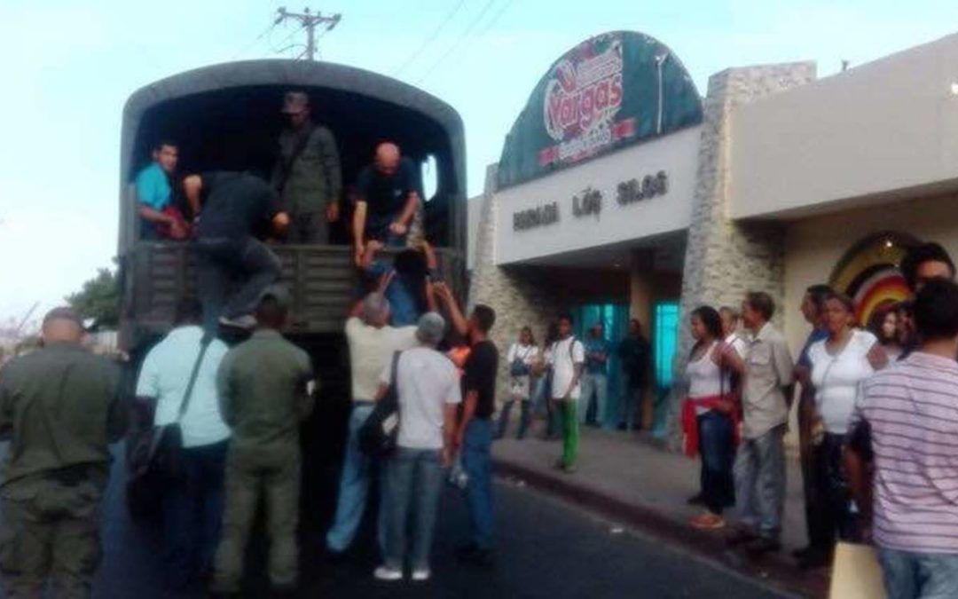 Varguenses continúan usando camiones de la GNB como transporte