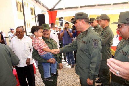 Familias militares recibieron apartamentos en urbanismo La Marina en Carúpano