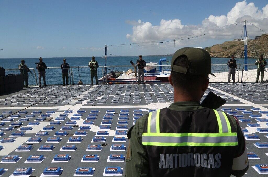 Interceptan embarcación con más de 3 toneladas de droga