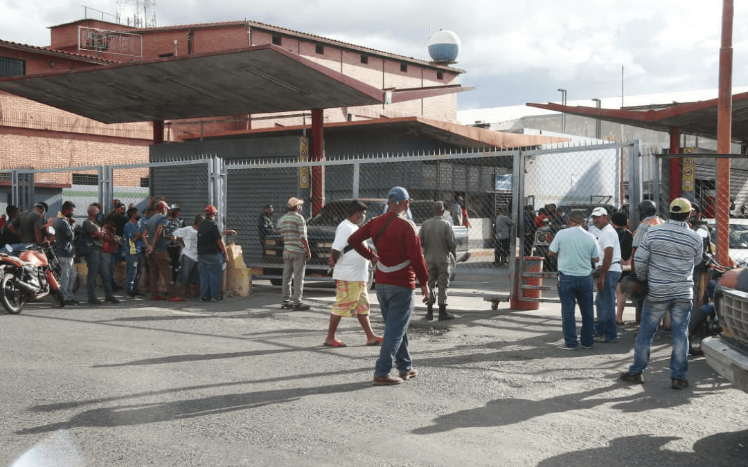 Denuncian abusos de poder de la GNB y las FAES en colas para echar gasolina en Barquisimeto