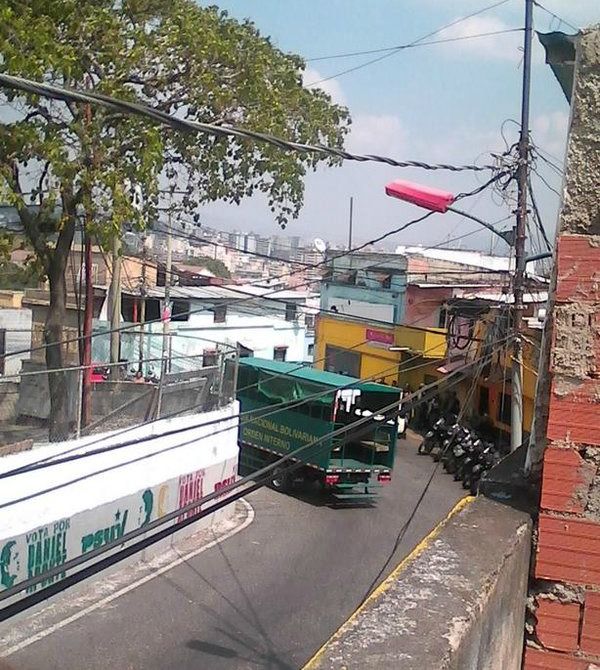 GNB arremetió contra la protesta de vecinos en Caracas