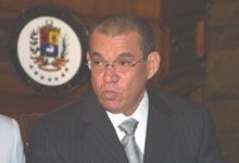 Ministro Chacín acusa a Baduel de tener vínculos con militares y oligarcas colombianos