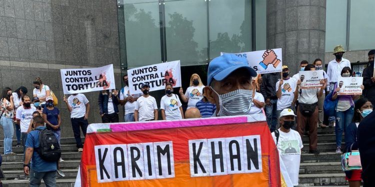 Protestan en la sede del PNUD para exigir que el fiscal de la CPI escuche a las víctimas