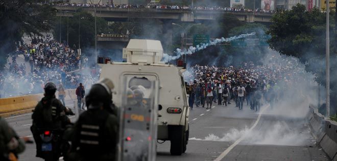 Cuestionan compra de equipos bélicos