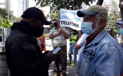 Funcionarios del Sebin son los nuevos “reporteros” presentes en las protestas en Caracas. Aparecen para preguntar quién organiza y por qué protestan; captar fotos y grabar videos